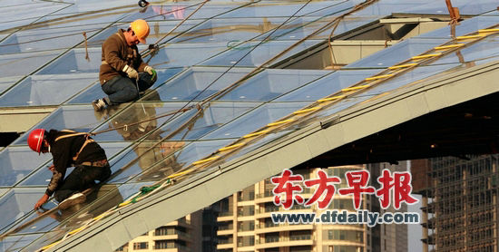 今后，上海還將限制處于人流密集、流動性大的區(qū)域內(nèi)的建筑物安裝玻璃幕墻。徐曉林 早報資料